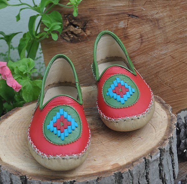 Green Red Women&#39;s Flat Shoe - 5